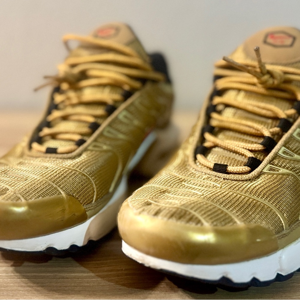 Nike Air Max Plus “Metallic Gold” – Size 7Y (fits Men 6 / Women 8)